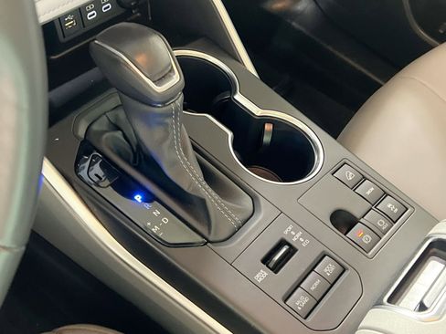 Used 2023 Toyota Highlander XLE image 16