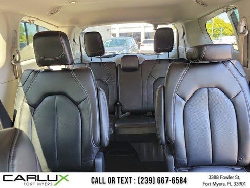 Used 2023 Chrysler Pacifica Touring-L FWD image 17