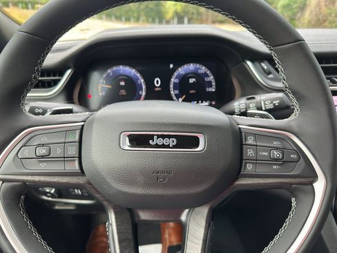 New 2025 Jeep Grand Cherokee Limited image 13