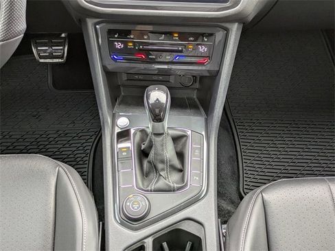 Used 2022 Volkswagen Tiguan SE R-Line image 18