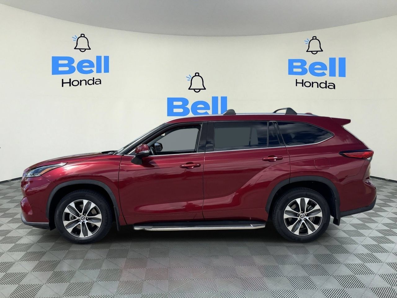 Used 2021 Toyota Highlander XLE AWD/4WD image 2