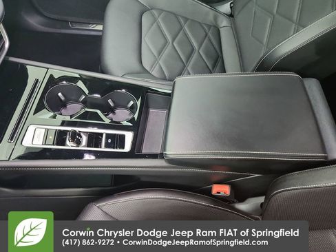 Used 2025 Volkswagen Atlas SE image 29