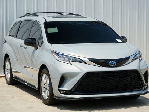 Used 2023 Toyota Sienna XSE image 56