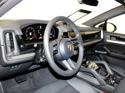 Certified 2026 Porsche Cayenne Coupe AWD/4WD image 4
