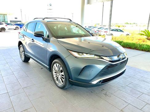 Used 2022 Toyota Venza XLE image 3