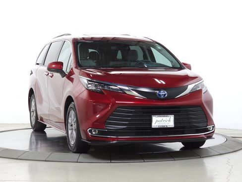 Used 2022 Toyota Sienna XLE w/ XLE Plus Package AWD/4WD image 1