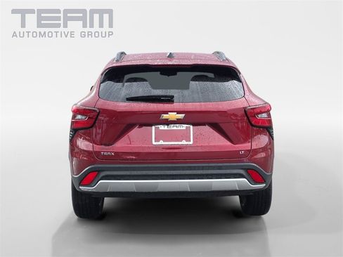 Used 2025 Chevrolet Trax LT w/ LT Convenience Package image 6