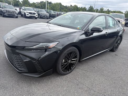 Used 2025 Toyota Camry SE FWD image 8