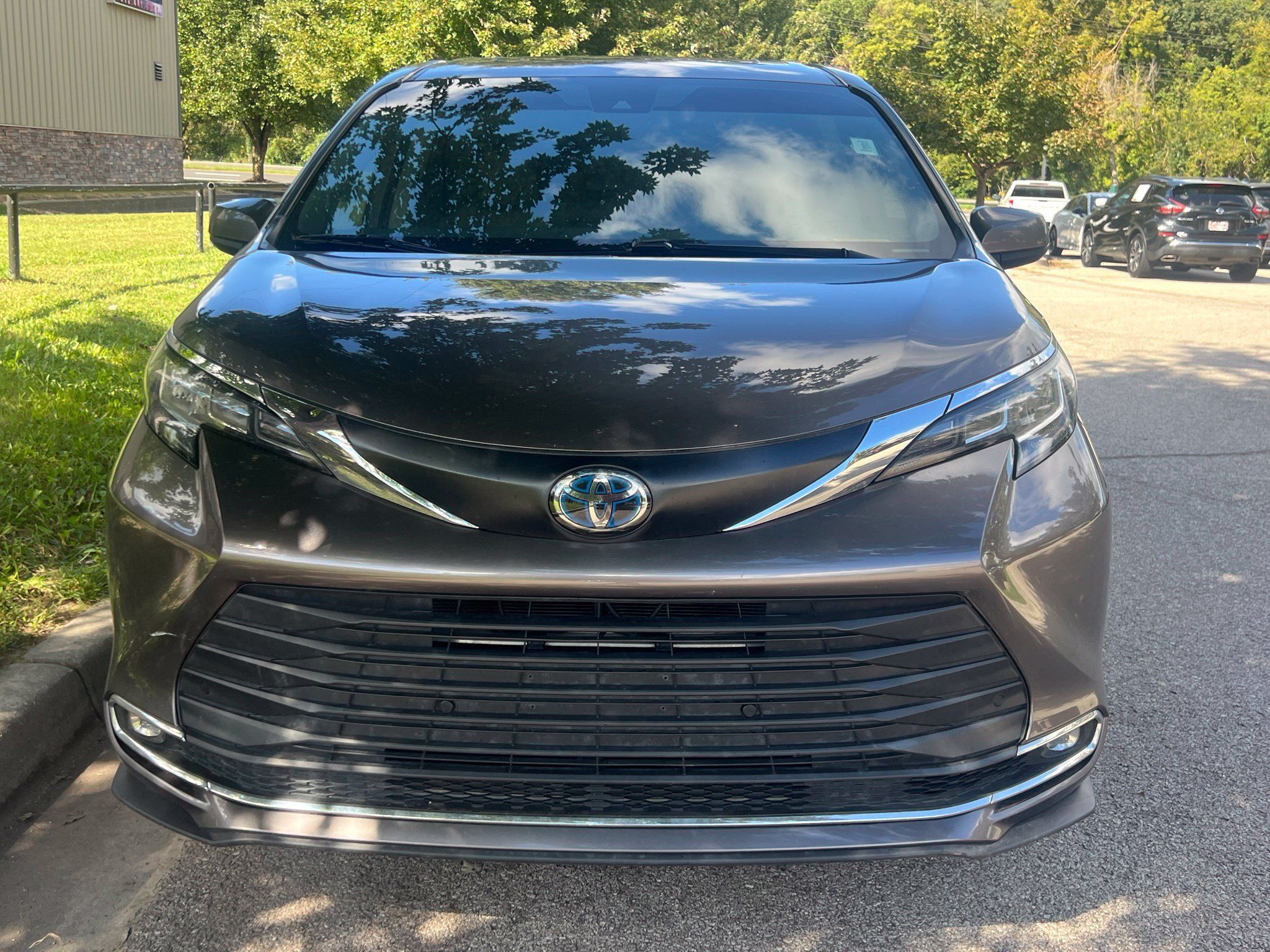 Used 2022 Toyota Sienna XLE w/ XLE Plus Package AWD/4WD image 2