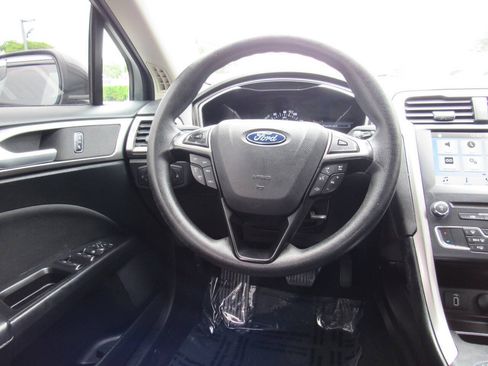 Used 2017 Ford Fusion SE w/ Fusion SE Technology Package FWD image 21