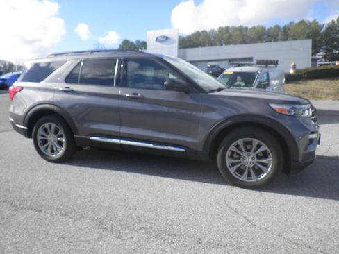 Certified 2022 Ford Explorer XLT w/ Equipment Group 202A image 7