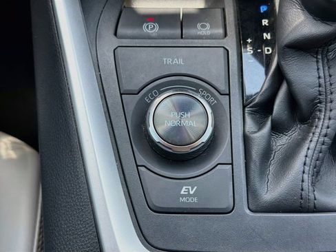 Used 2022 Toyota RAV4 Limited AWD/4WD image 28
