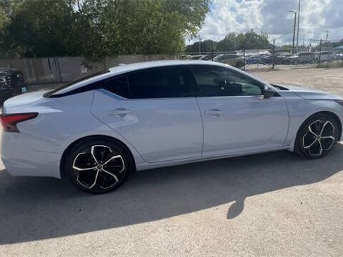 Used 2023 Nissan Altima 2.5 SR w/ SR Premium Package FWD image 9