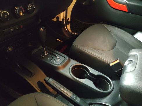 Used 2018 Jeep Wrangler Unlimited Sport w/ Mopar Black Appearance Group AWD/4WD image 26