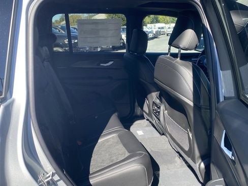 New 2025 Jeep Grand Cherokee Altitude image 30