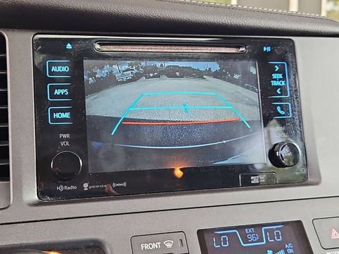 Used 2017 Toyota Sienna SE Premium FWD image 17