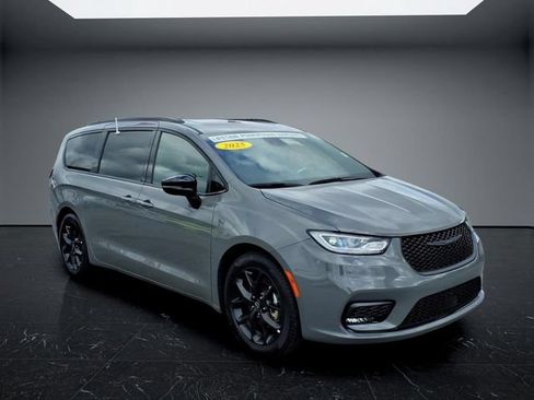 Used 2025 Chrysler Pacifica Limited FWD image 5