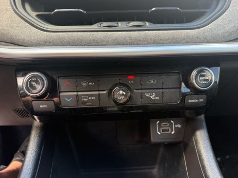 Used 2022 Jeep Compass Latitude AWD/4WD image 32