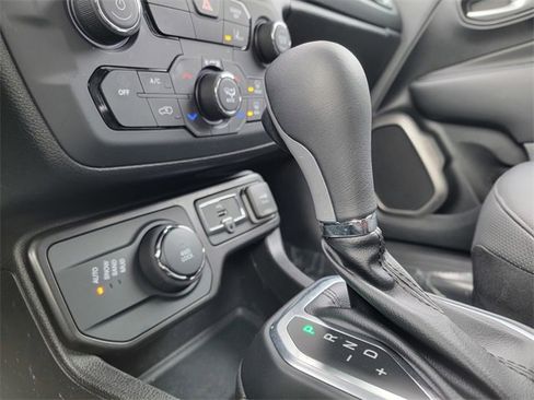 Certified 2023 Jeep Renegade Limited image 30
