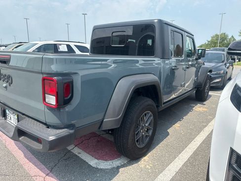 Used 2025 Jeep Gladiator Sport AWD/4WD image 3