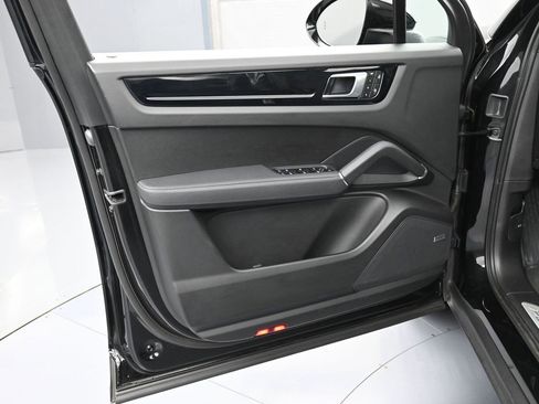 Certified 2023 Porsche Cayenne Platinum Edition image 15