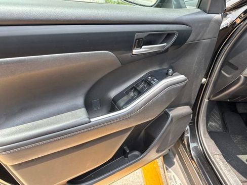 Used 2023 Toyota Highlander XLE FWD image 28
