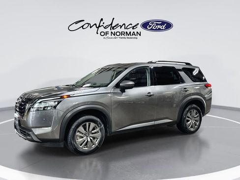 Used 2025 Nissan Pathfinder SV image 4