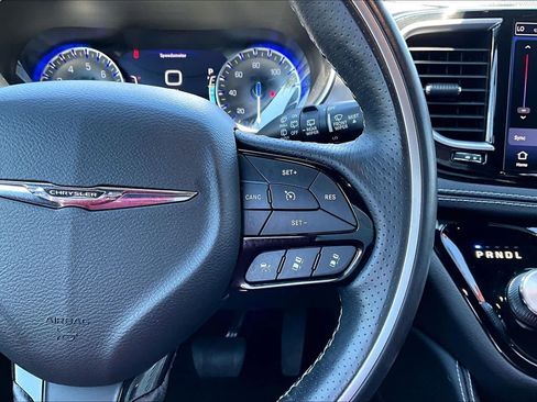 Used 2021 Chrysler Pacifica Limited AWD/4WD image 24