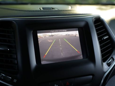 Used 2020 Jeep Cherokee Latitude Plus AWD/4WD image 15