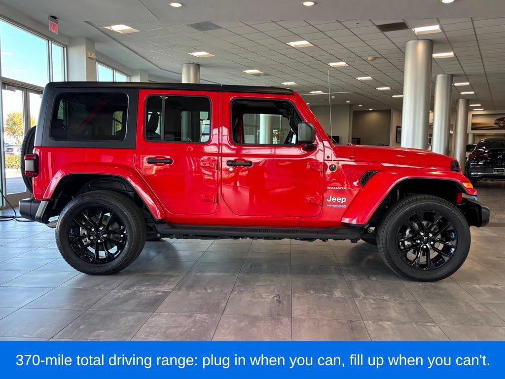 Used 2022 Jeep Wrangler Unlimited Sahara AWD/4WD image 3