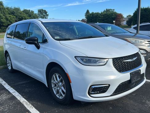 Used 2025 Chrysler Pacifica Select FWD image 6