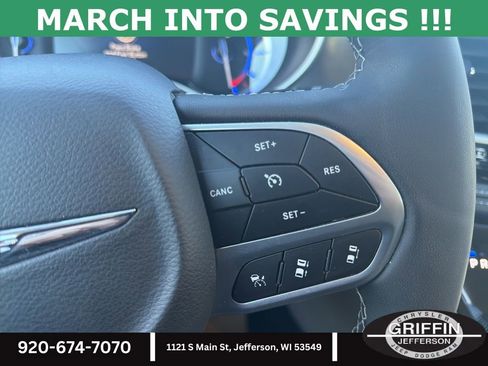 Used 2024 Chrysler Pacifica Select image 23