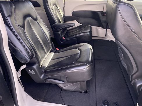 Used 2023 Chrysler Pacifica Touring-L image 42