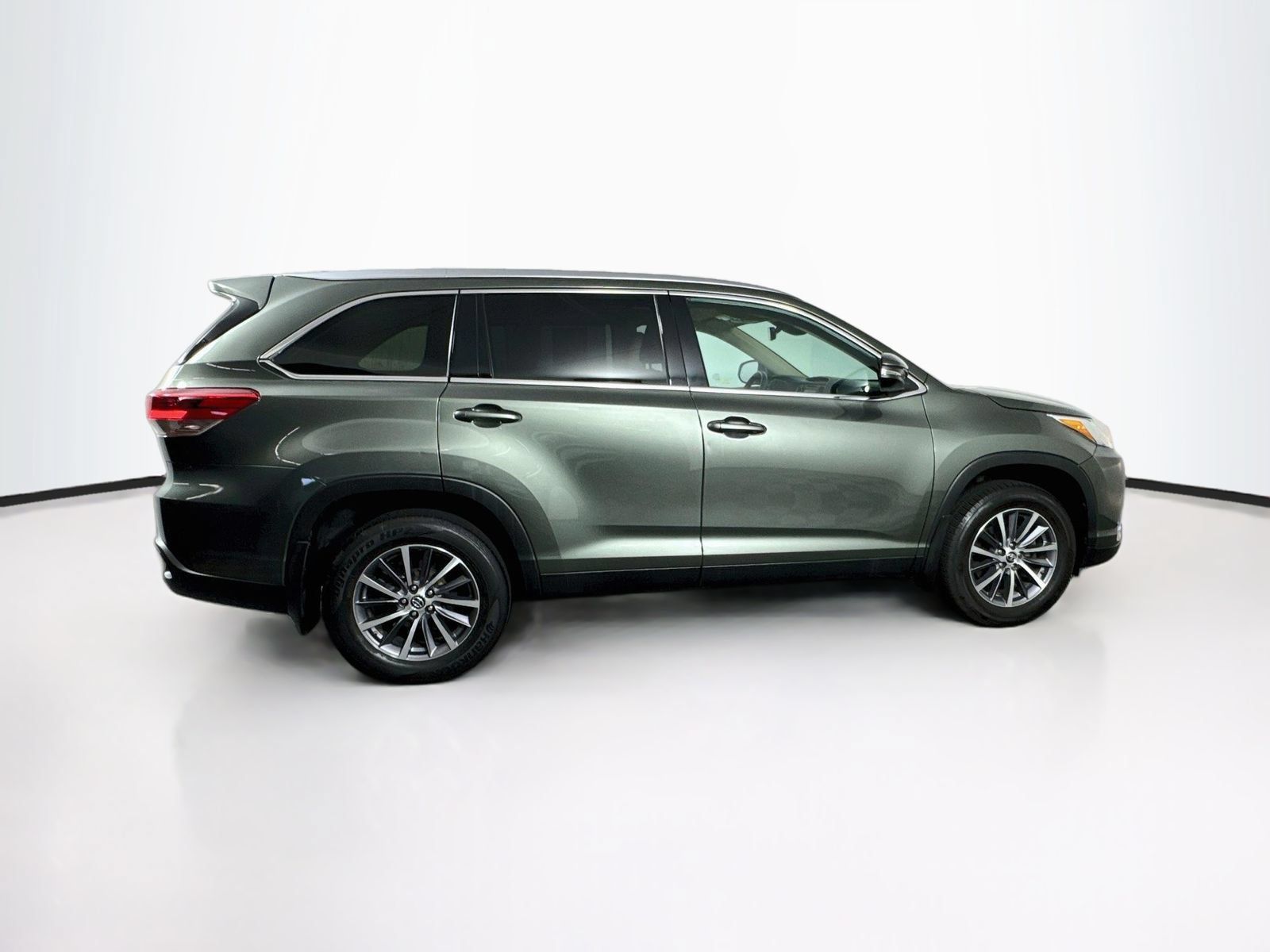 Used 2019 Toyota Highlander XLE AWD/4WD image 8