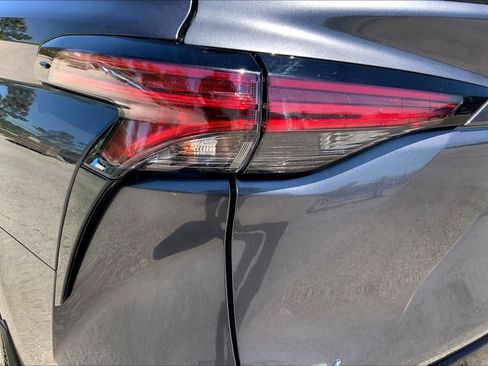 Used 2025 Toyota Sienna Limited image 28