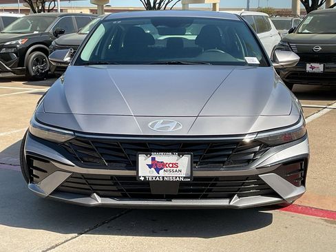 Used 2025 Hyundai Elantra SEL image 3