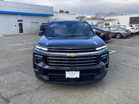 Used 2025 Chevrolet Traverse LT image 2