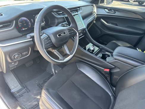 Used 2024 Jeep Grand Cherokee Altitude image 31