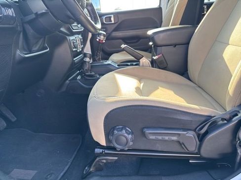 Used 2018 Jeep Wrangler Unlimited Sahara AWD/4WD image 31