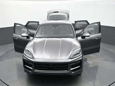 New 2025 Porsche Cayenne Turbo AWD/4WD image 32