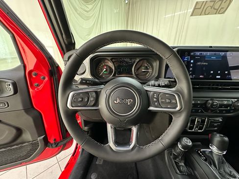 Used 2025 Jeep Wrangler Unlimited Sahara w/ Safety Group AWD/4WD image 24