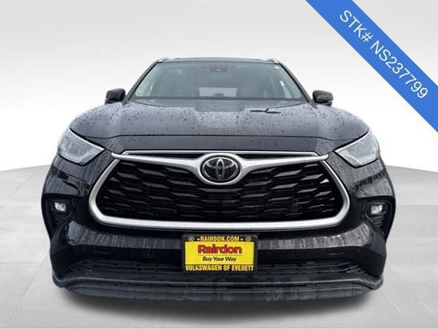 Used 2022 Toyota Highlander XLE image 2