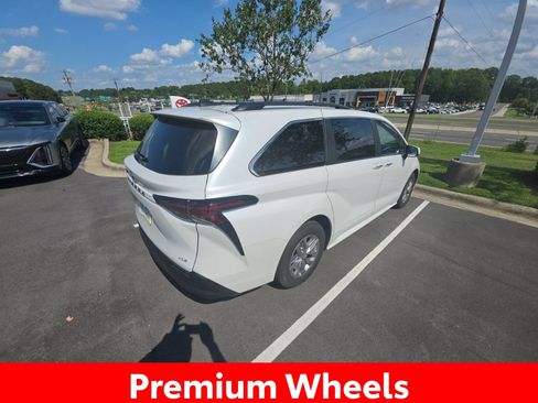 Used 2025 Toyota Sienna XLE FWD image 13