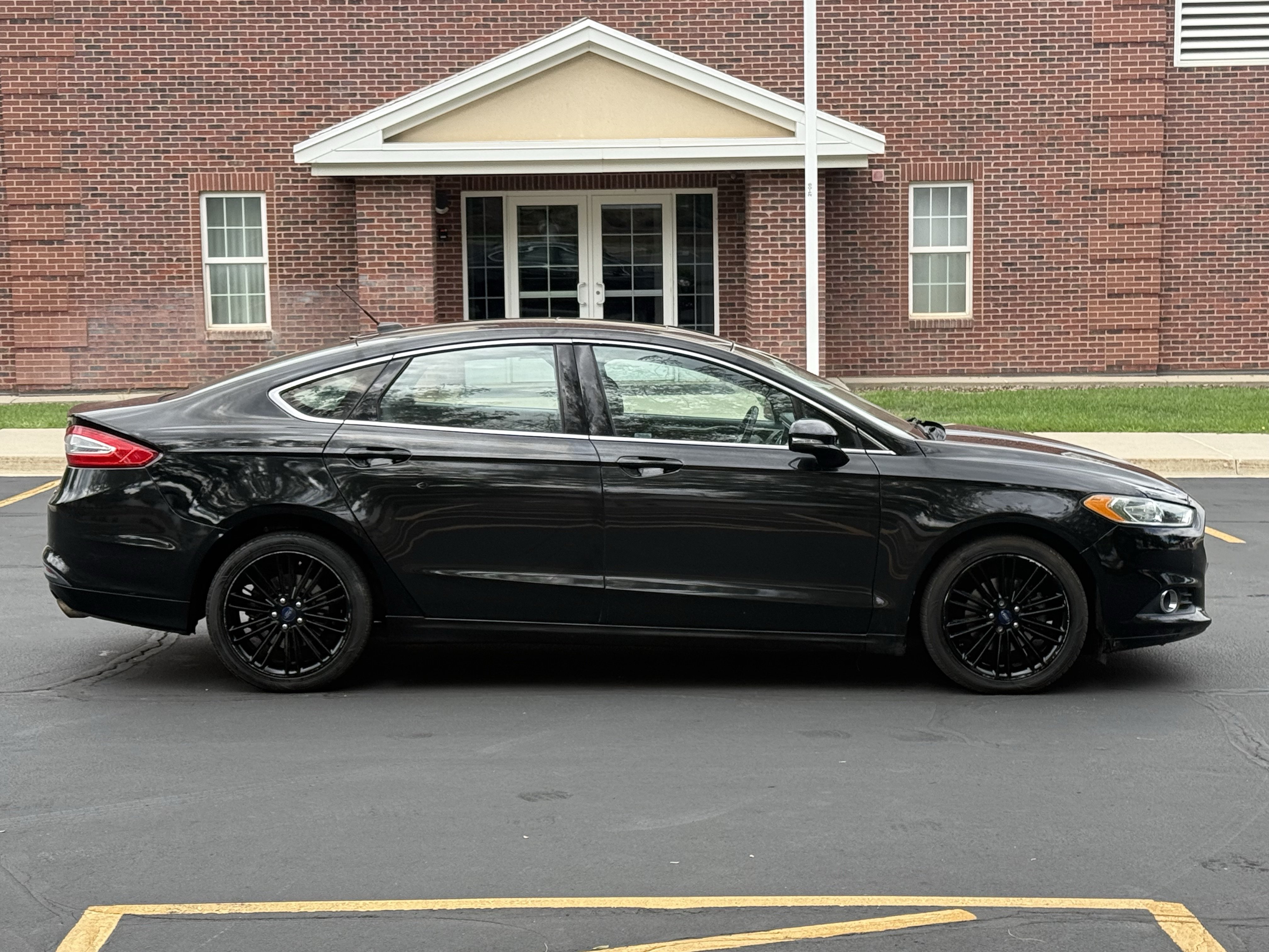 Used 2014 Ford Fusion SE w/ Equipment Group 202A FWD image 3