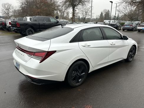 Used 2021 Hyundai Elantra SEL w/ Convenience Package image 3