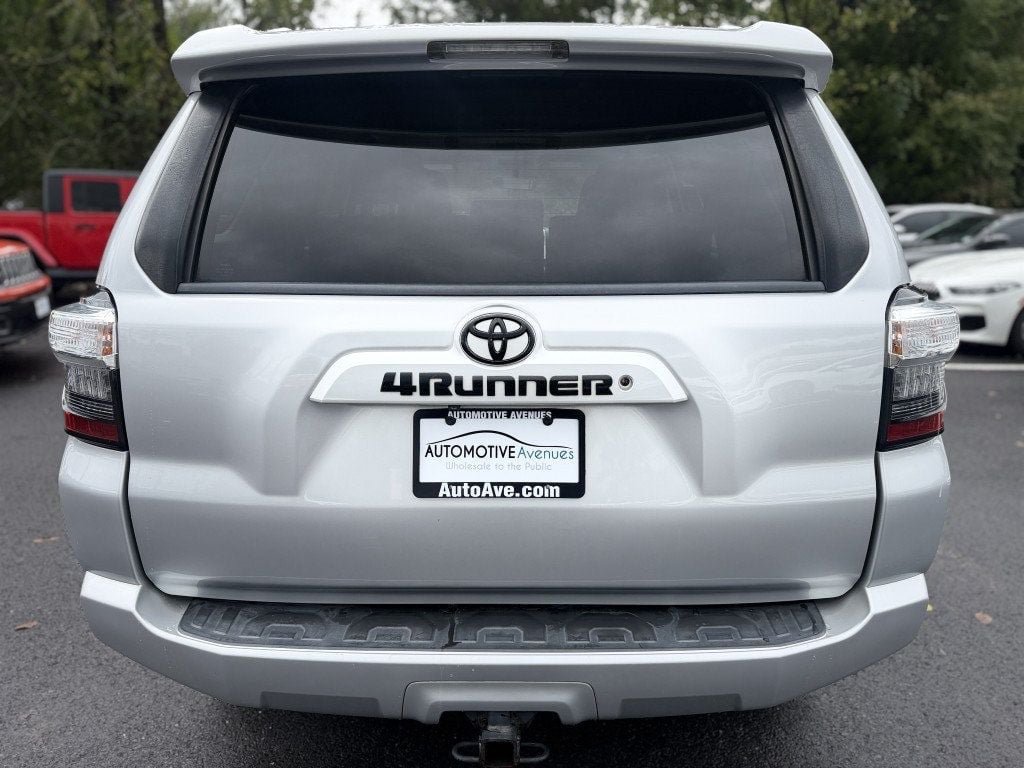 Used 2018 Toyota 4Runner SR5 AWD/4WD image 4