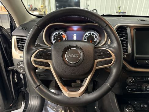Used 2018 Jeep Cherokee Limited image 27