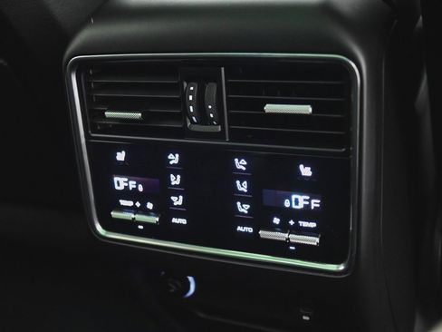 Used 2022 Porsche Cayenne Platinum Edition image 33