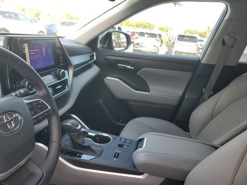 Used 2024 Toyota Highlander XLE FWD image 23