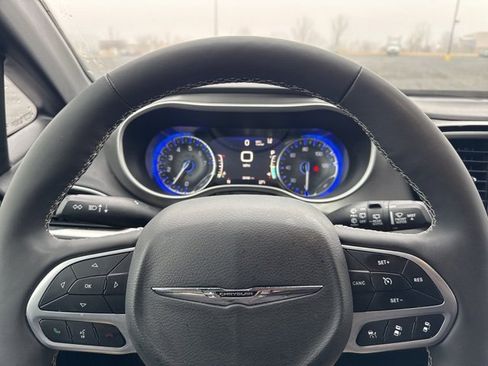 Used 2025 Chrysler Pacifica Select image 8